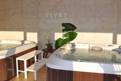 Acercamiento al área de jacuzzi en el Ysyry Spa en Panoramic Grand