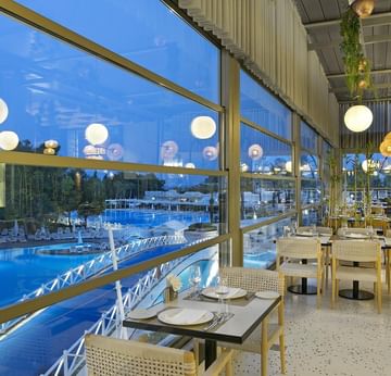 Pascarella Restaurant, Titanic Deluxe Lara’da havuz manzaralı ve aydınlatmalı şık restoran.