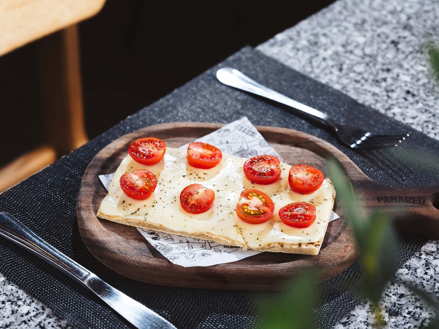 Plato de tostada con tomates en Panareo, restaurante de Quinta Real Puebla en Heroica Puebla de Zaragoza
