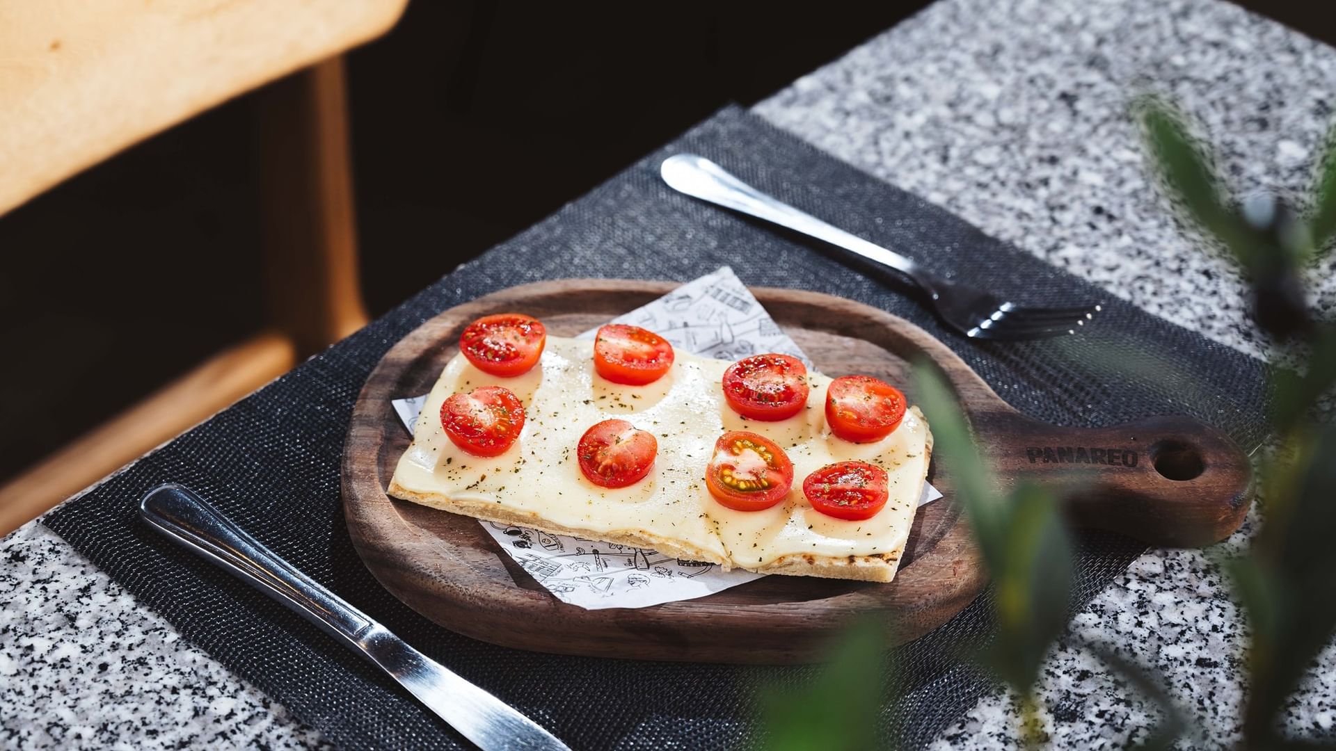 Plato de tostada con tomates en Panareo, restaurante de Quinta Real Puebla en Heroica Puebla de Zaragoza.