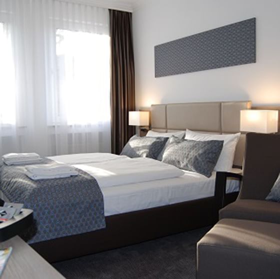 Large double bed & nightlamps at Smarty Rhein-Hotel St. Martin