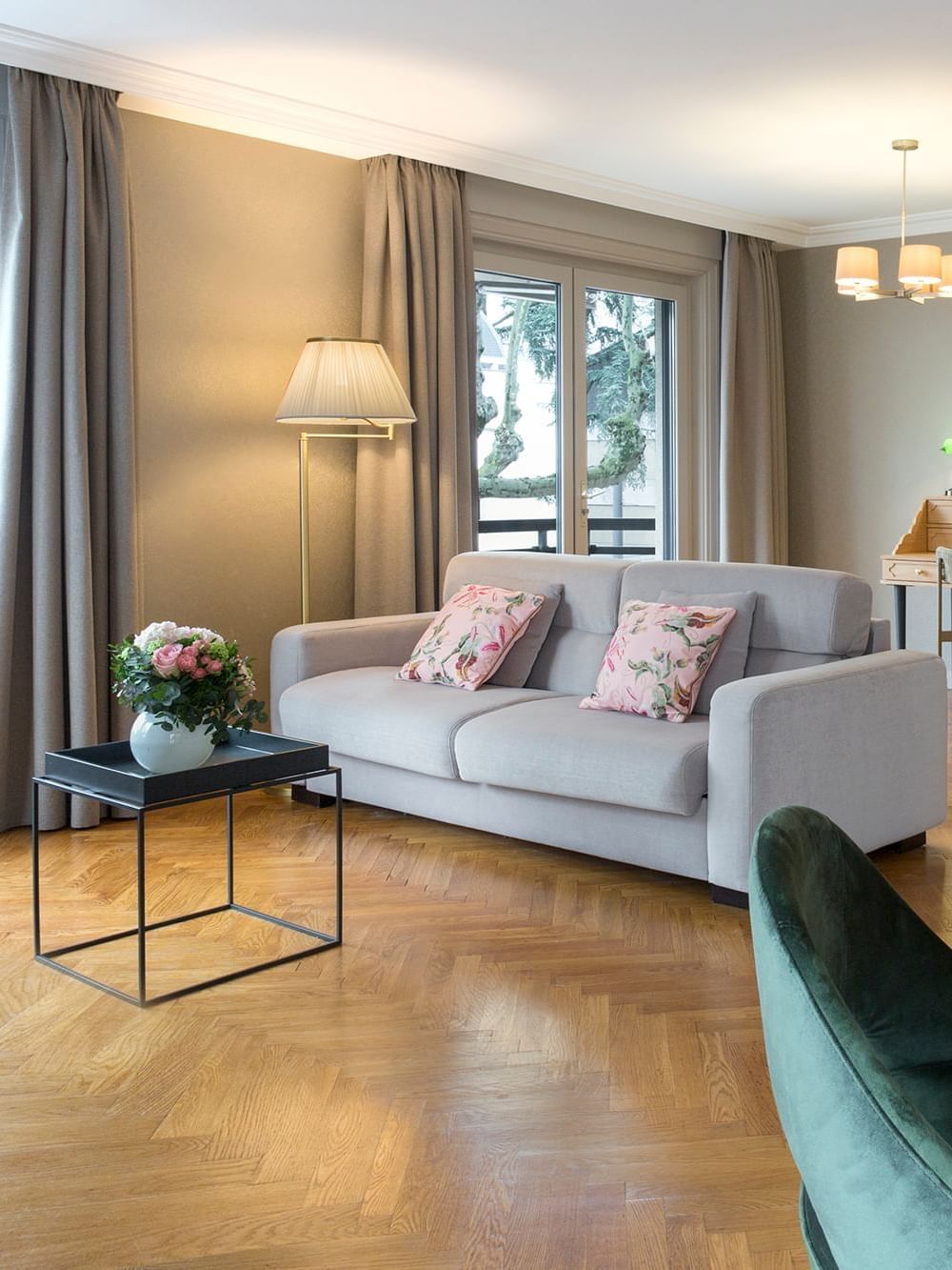 Le salon de la suite Executive du Warwick Reine Astrid