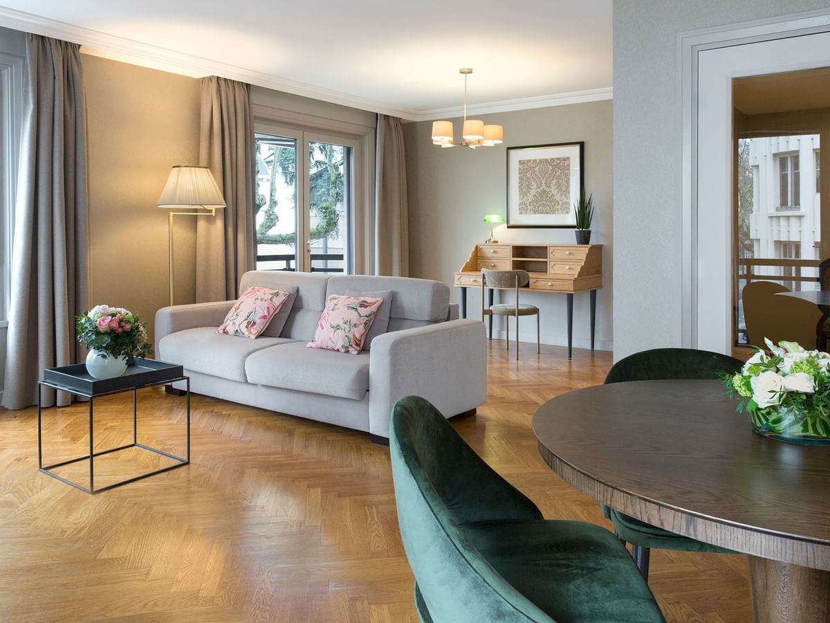 Le salon de la suite Executive du Warwick Reine Astrid