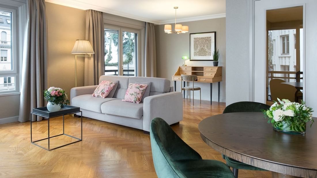 The living area of the Executive Suite at Warwick Reine Astrid - Lyon
