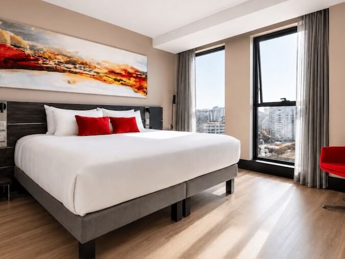 Habitación Superior con cama king mullida y arte que destaca alojamientos en Valparaíso, Chile, en Veranda Hotel