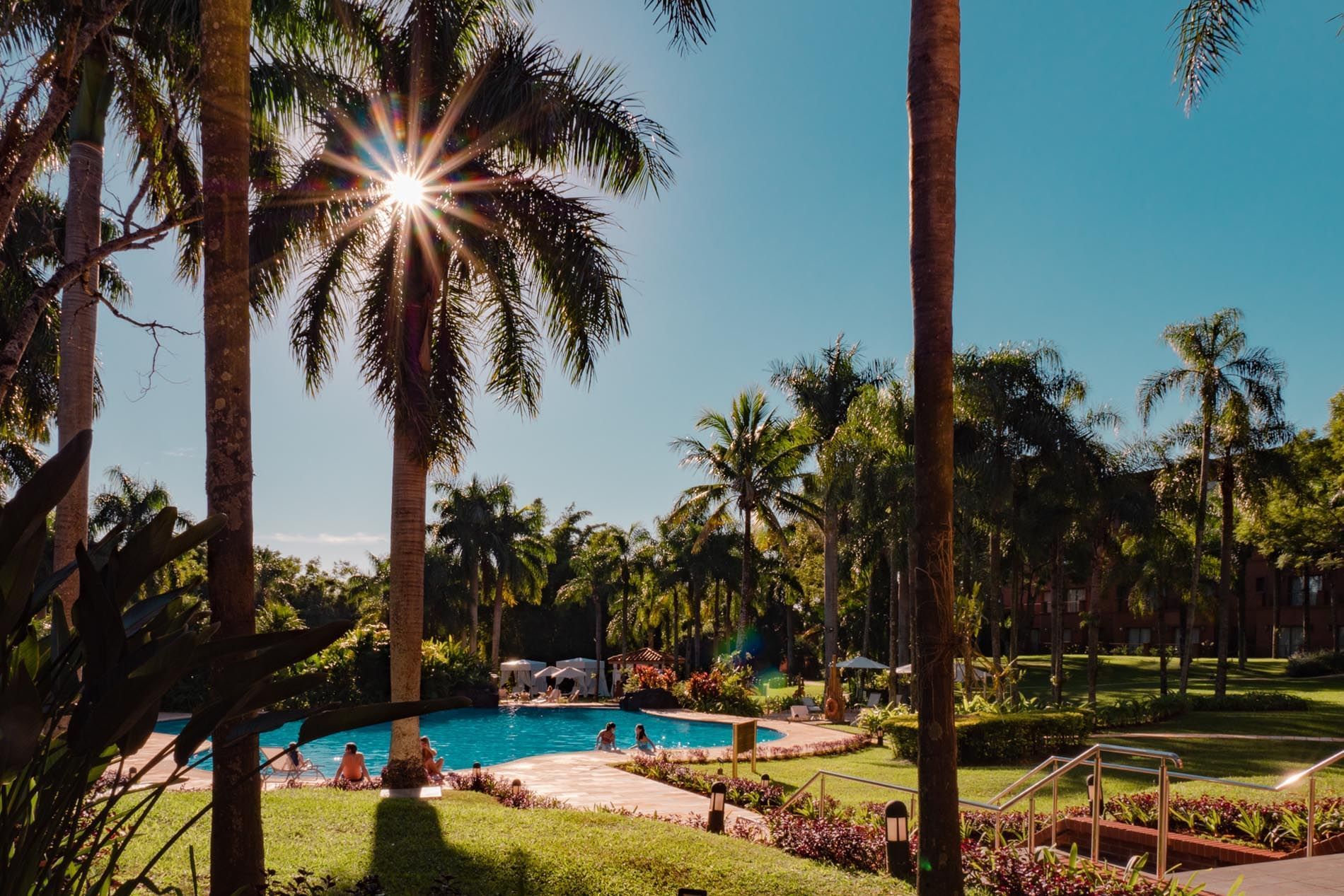 Piscina exterior con palmeras en Iguazu Grand Resort