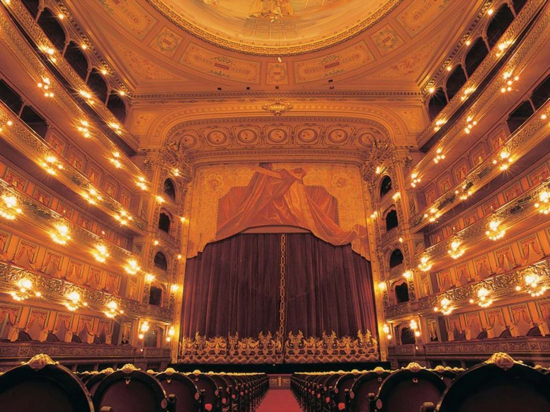 Vista interior de la Ópera cerca del Hotel Emperador Buenos Aires