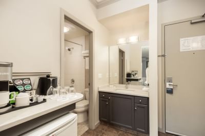 Bathroom, Deluxe Guest Room Lakeside, Manteo Resort Waterfront