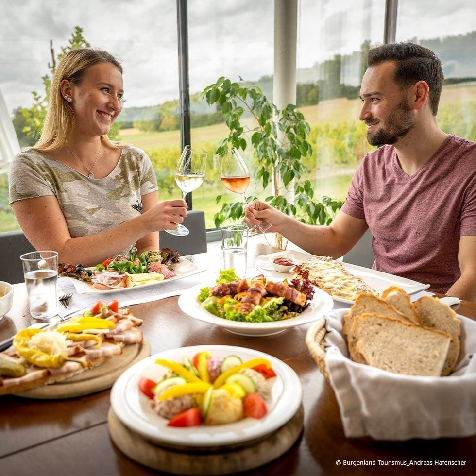 Couple enjoying food and wine at the Weinfrühling Südburgenland event.