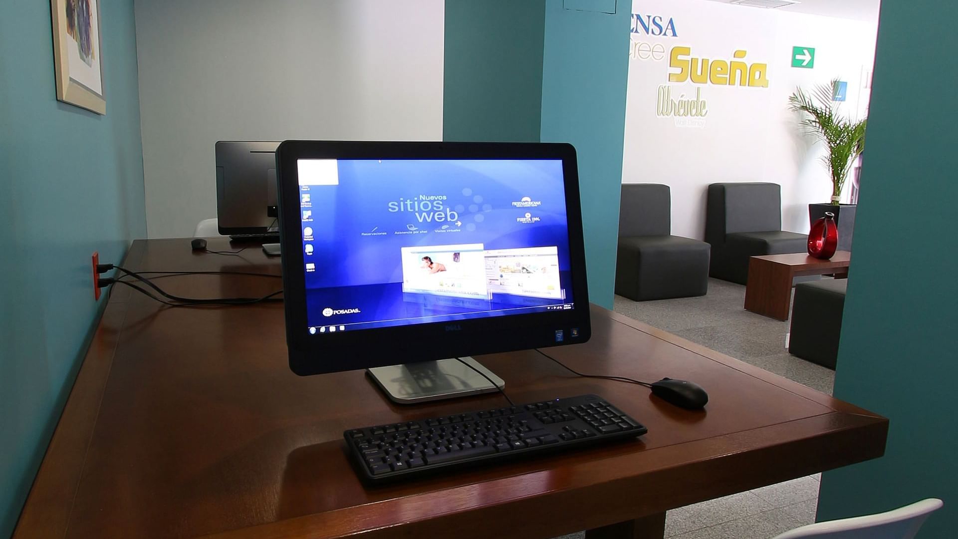 A computer in Business Corner at One Guadalajara Periférico