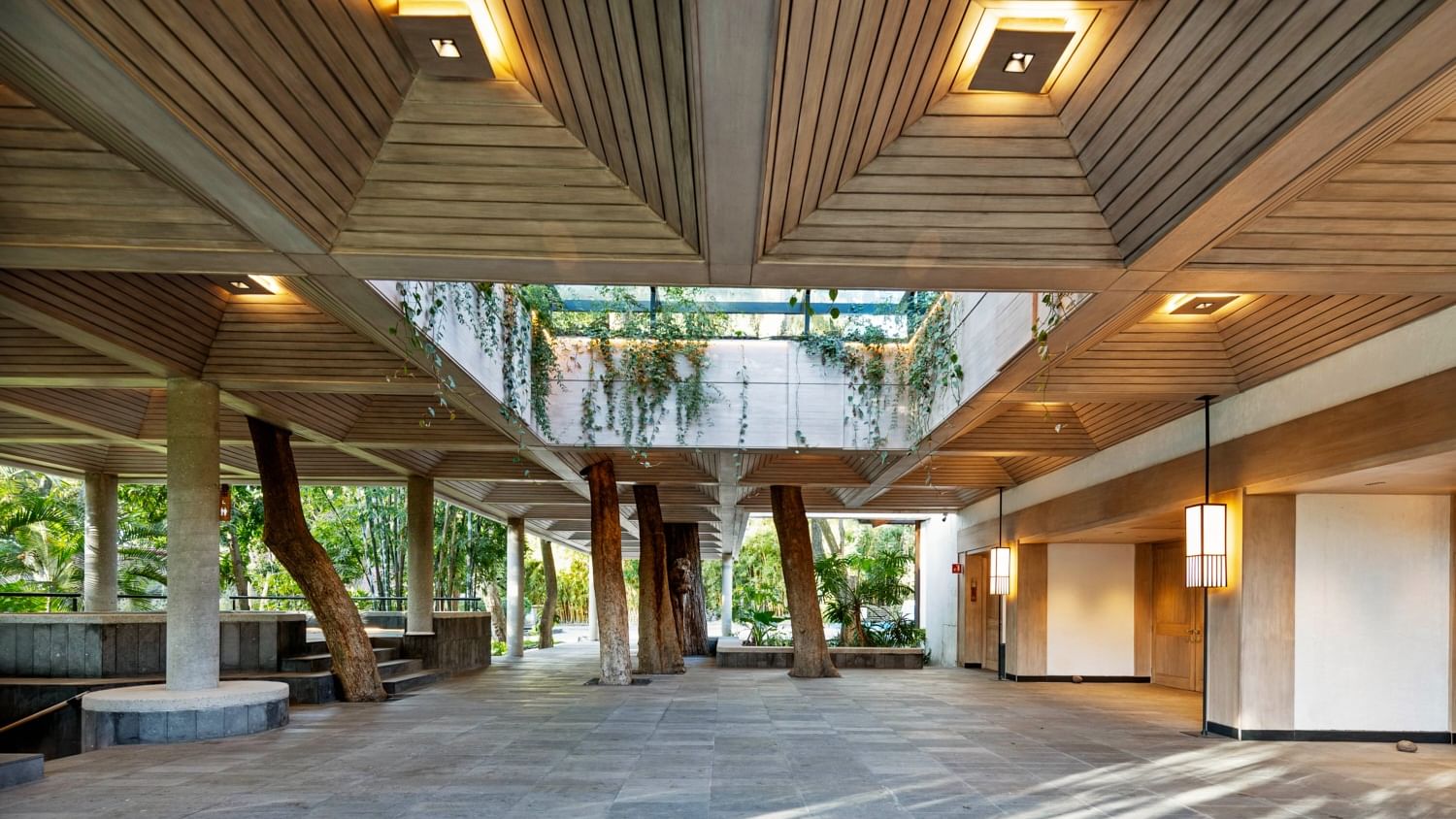 Grand hallway with wooden ceiling and natural elements at Grand Fiesta Americana Sumiya Cuernavaca.