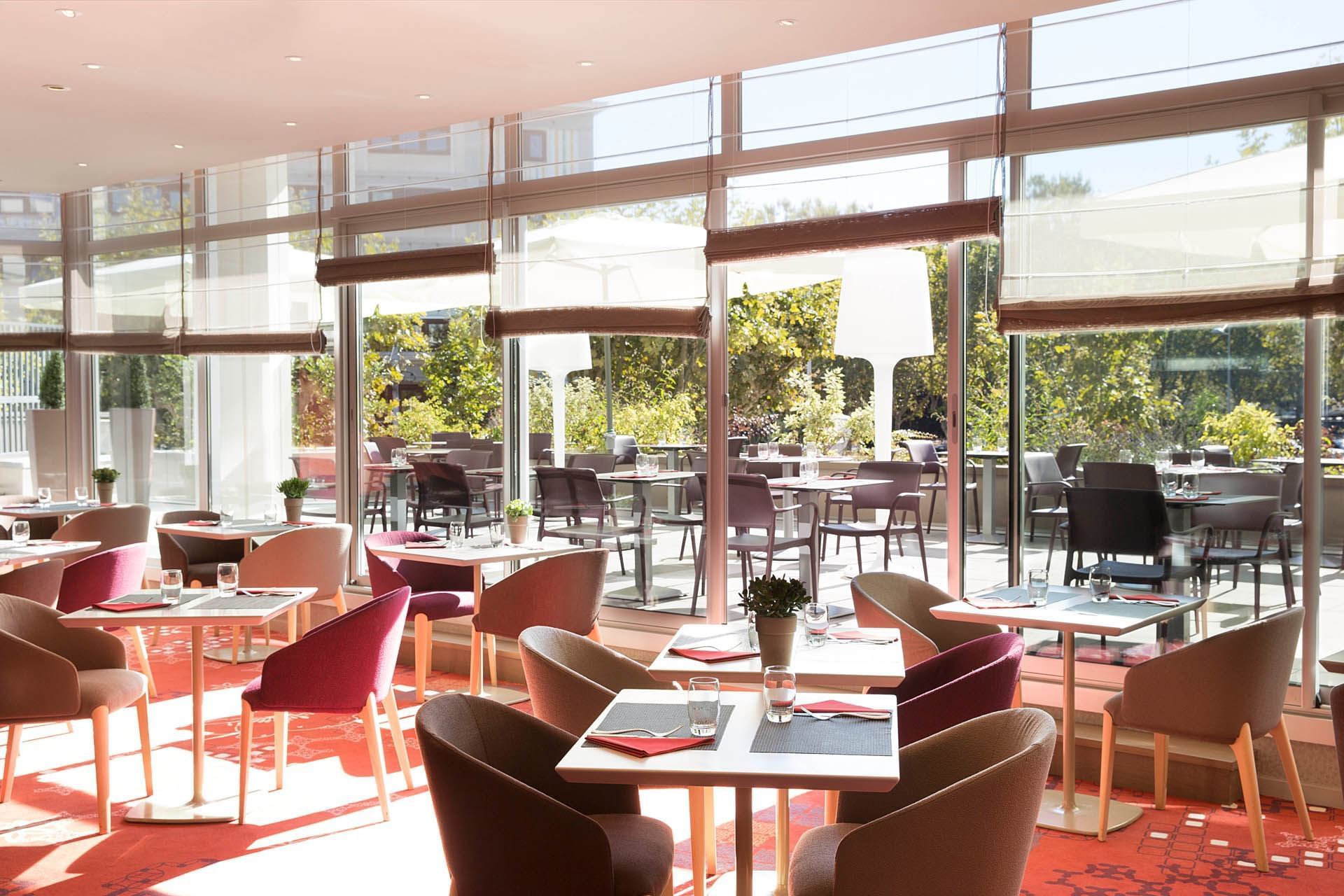 Espace repas avec vue sur le jardin à Oceania Clermont-Ferrand