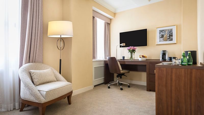 Work desk area in Accessible King Room at Warwick Allerton - Chicago