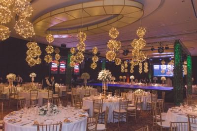 Mesas de banquete organizadas para um evento no Iguazu Grand Resort