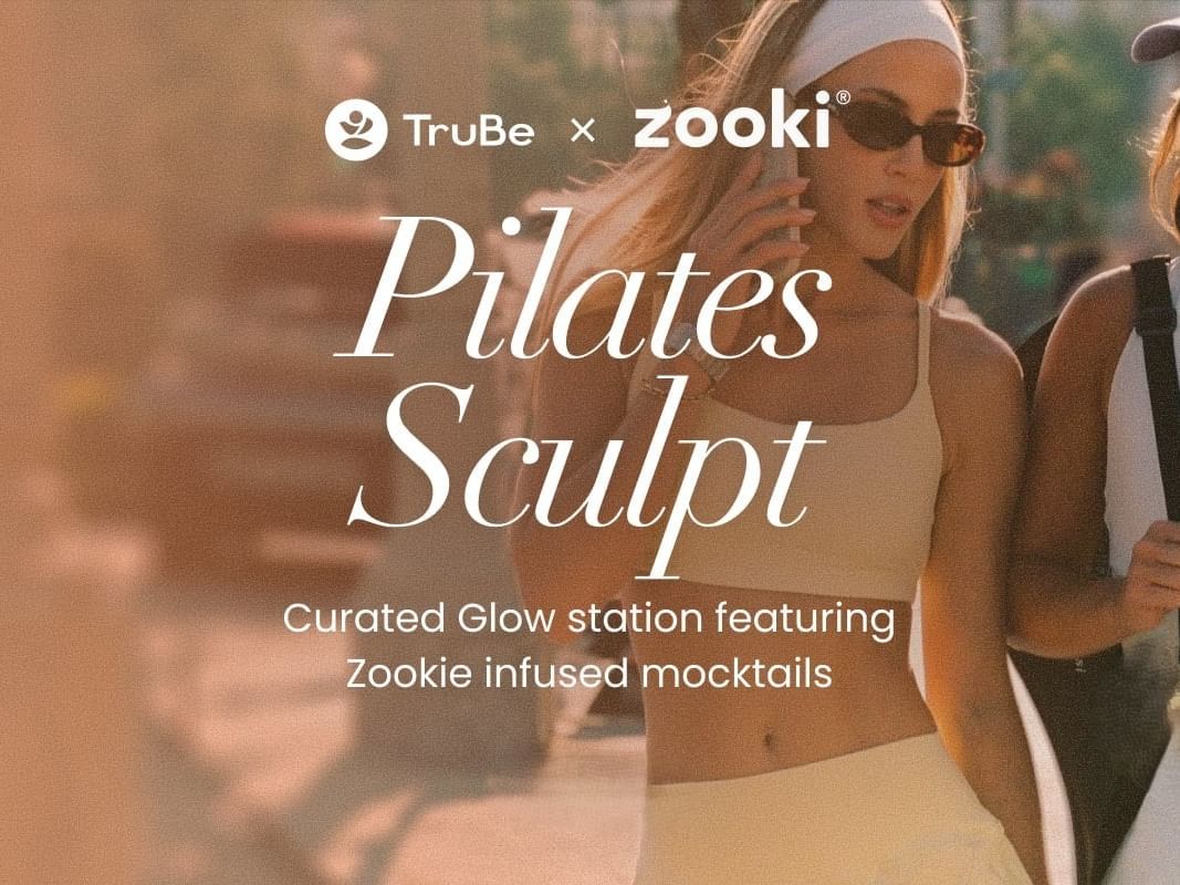 Deux femmes en tenue de sport se promenant en plein air, arborant bien en évidence le logo de l'événement « Pilates Sculpt » ainsi que les logos du partenariat avec Zooki.