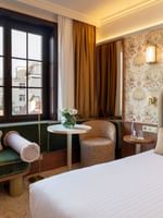 Elegante Superior Kamer met groen hoofdeinde, bloemmotief behang en zithoek bij Warwick Brussels Grand-Place