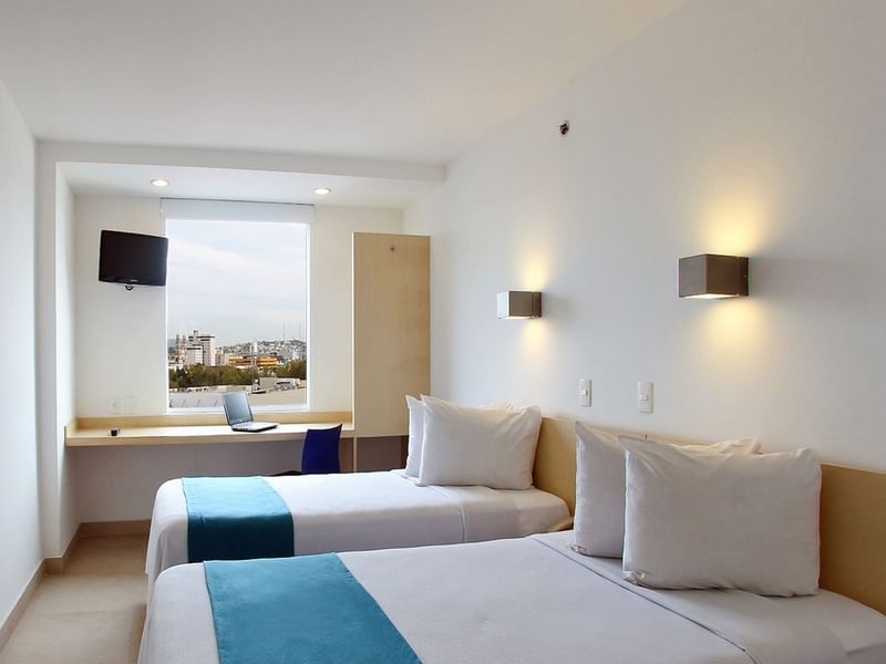 Baño con espejo y lavabo en One Hotels