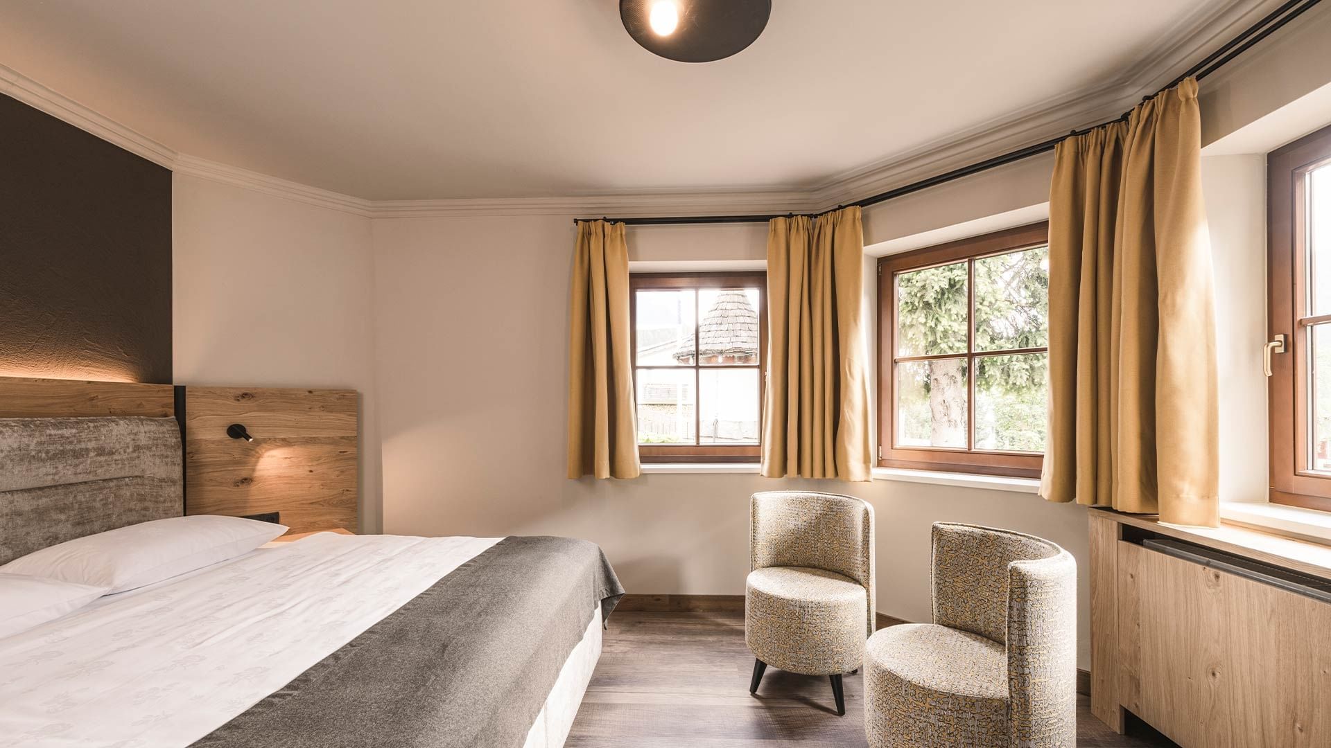 Bed & lounge in Junior Suite Superior at Falkensteiner Hotels
