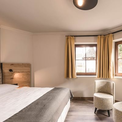 Bed & lounge in Junior Suite Superior at Falkensteiner Hotels