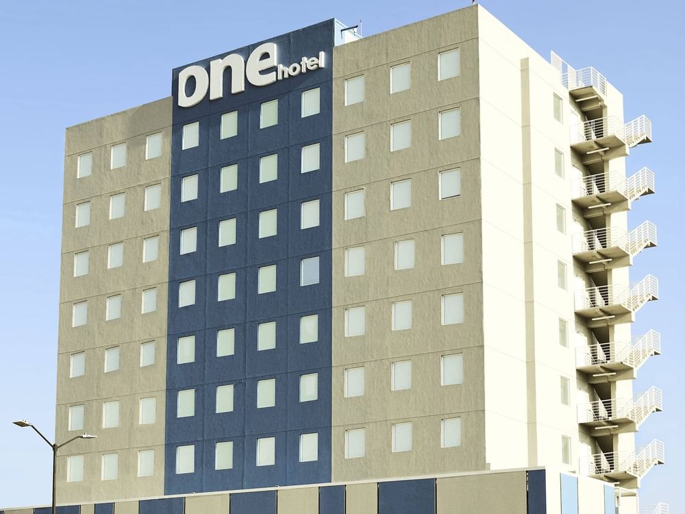 Una vista exterior del hotel en One Tijuana Otay