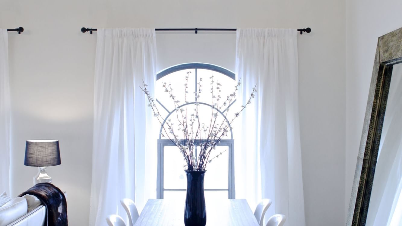 Dining table with mirror in Unit O Terrace at The Mayo Hotel