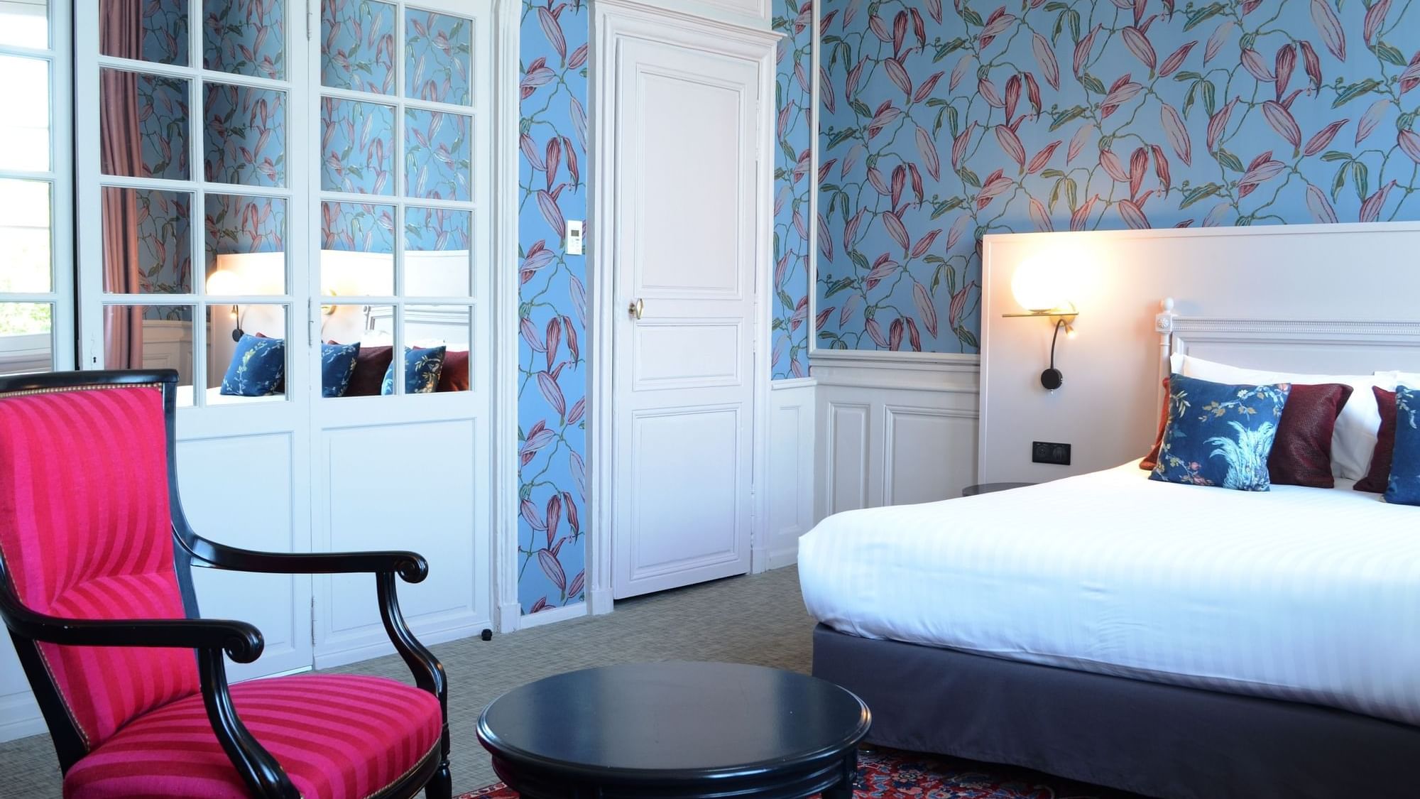 Chambre Prestige Loire room at The Originals Hotels 