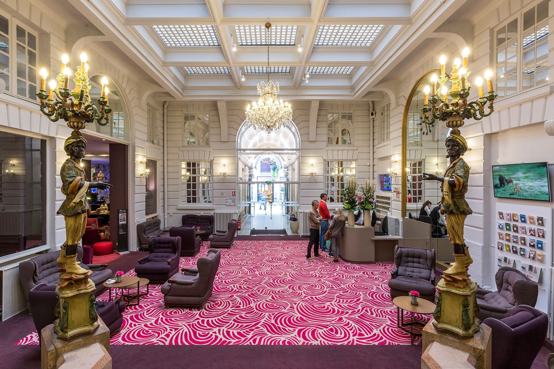Salon du hall et entrée à Oceania Hôtel de France Nantes