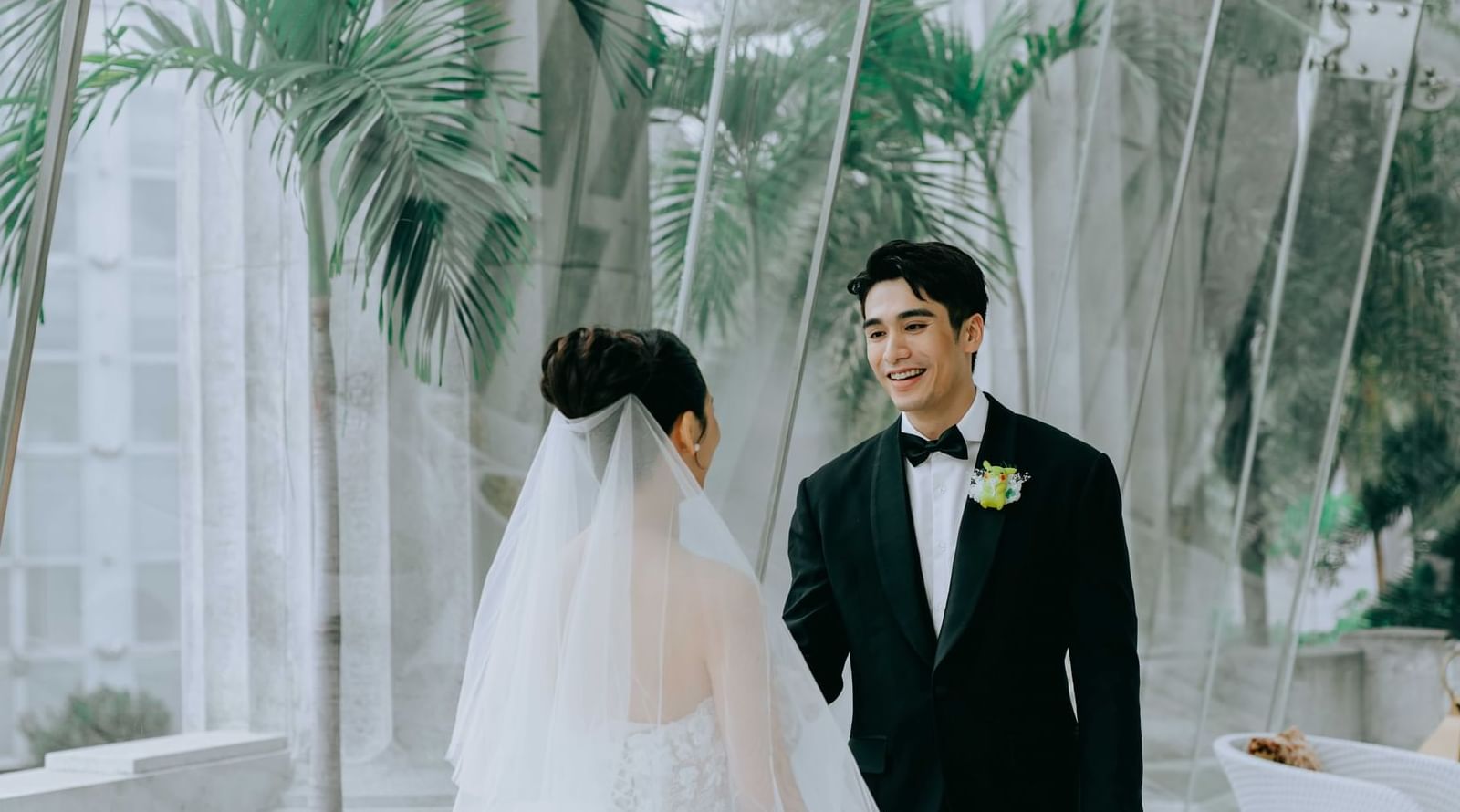 Bride and Groom posing in the lobby lounge area at The Fullerton Hotel Singapore