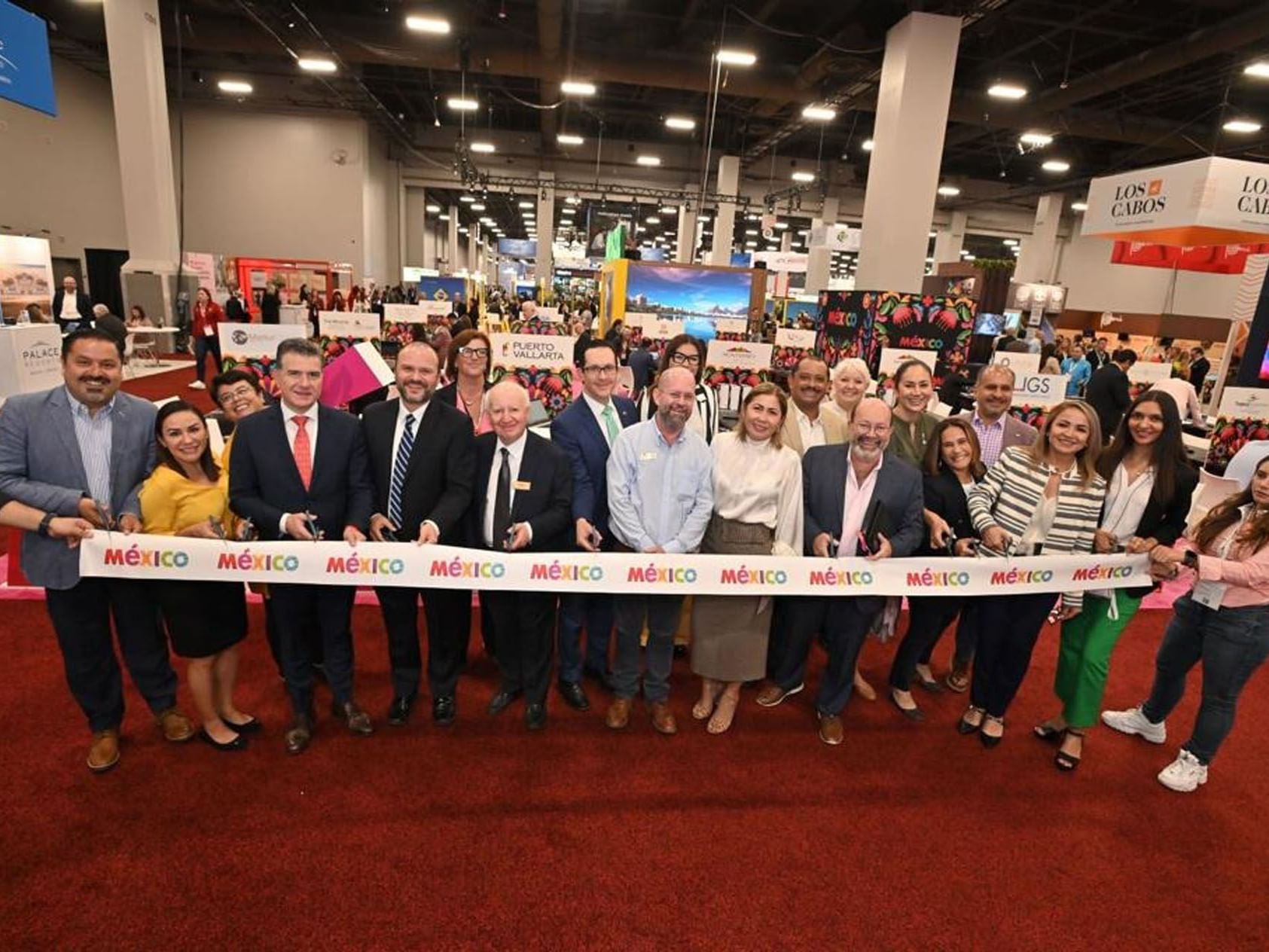 Invitadas posando para una foto de grupo en IMEX en Mundo Imperial