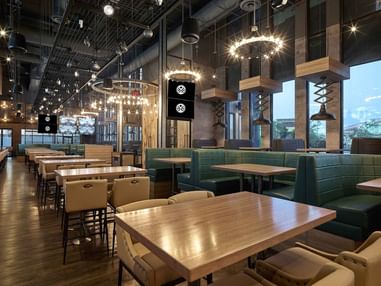 Shark Club Sports Bar & Grill | Plano Restaurants | Sandman Signature Hotel