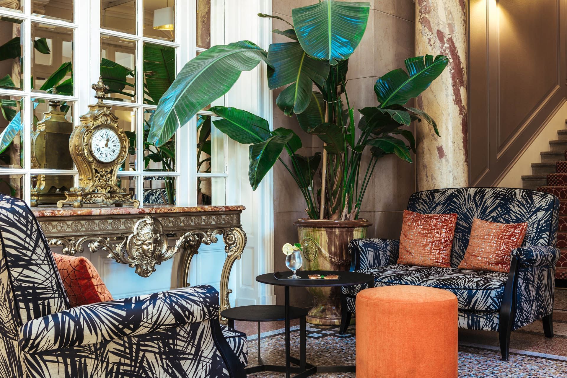 Hall avec des canapés à Oceania Le Métropole Montpellier