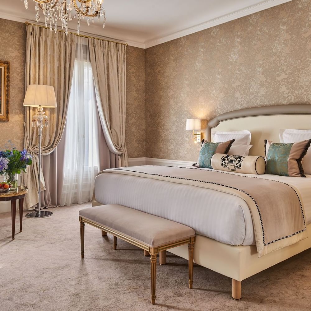 Élégante suite Prestige avec vue sur la rue de la Paix à l'Hôtel Westminster Paris.