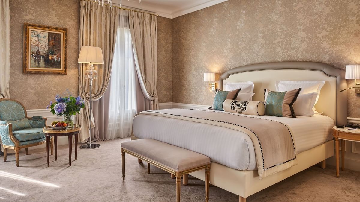 Élégante suite Prestige avec vue sur la rue de la Paix à l'Hôtel Westminster Paris.