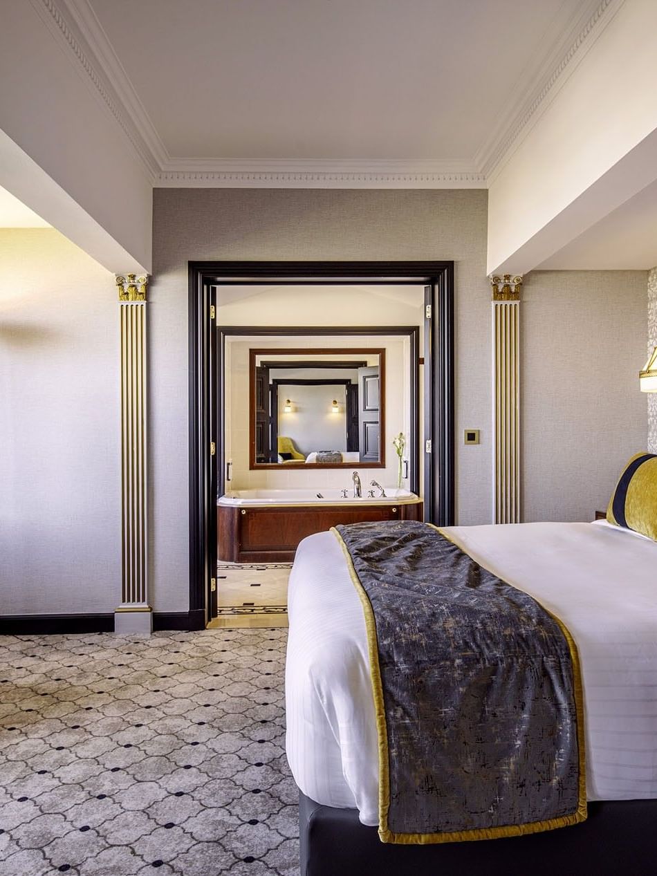 Luxe Barsey Suite met grote slaapkamer en badkamer bij Hotel Barsey by Warwick in Brussel.