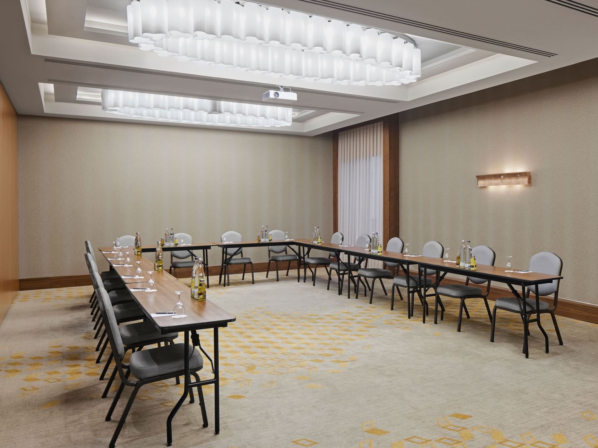 U-förmiger Tischaufbau in Dresden an der Titanic Chaussee Berlin