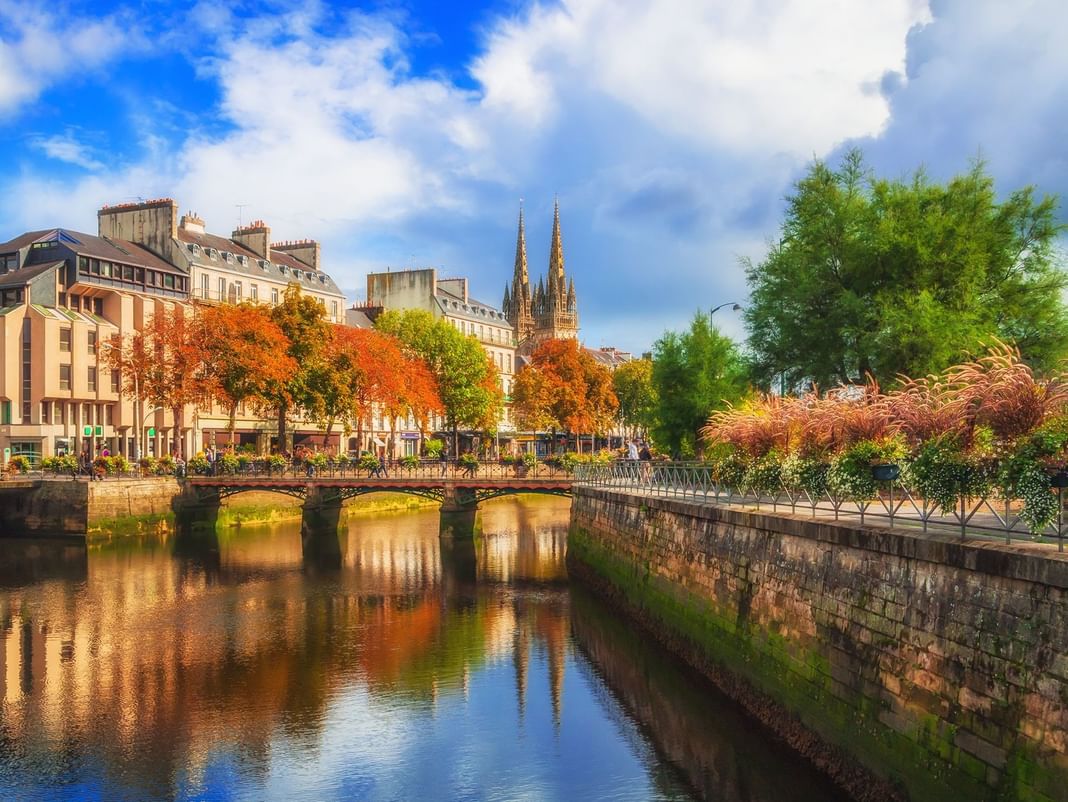 Vue extérieure de la Cathédrale de Quimper et de la rivière près des Hôtels Oceania