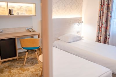 Standard Twin Room with two beds and work desk at Metropol Hotel
