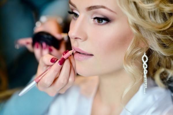 Bride getting her make up done for the wedding using sustainable products, a good eco-friendly wedding idea