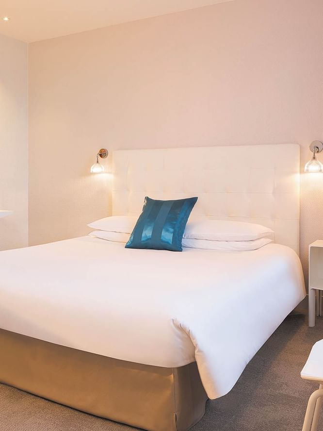 Bureau, lit queen-size et chaise dans une chambre à Escale Oceania Lorient