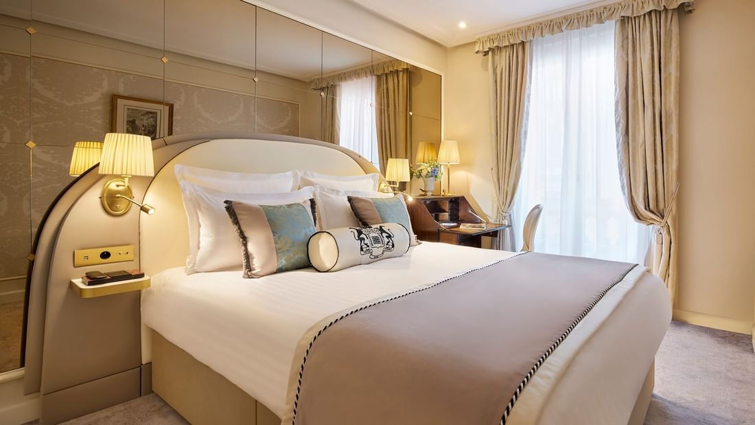 Bed in Superior Room at Hôtel Westminster - Paris