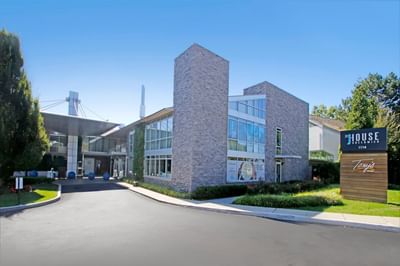 Exterior view of the J House Greenwich with paved driveway, Connecticut boutique hotel close to Manhattan by train
