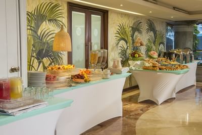 Una amplia variedad de un delicioso desayuno bufé con fruta fresca y bollería en el restaurante del hotel Country International.