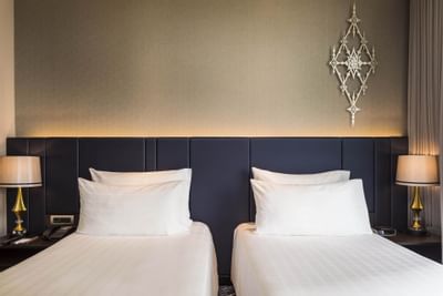 Twin beds at Grand Deluxe Room City View Chatrium Hotel