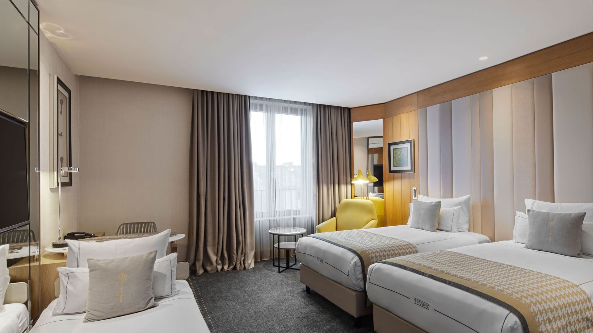 Zwei gemütliche Betten und Lounge im Classic Zimmer im Titanic Chaussee Berlin