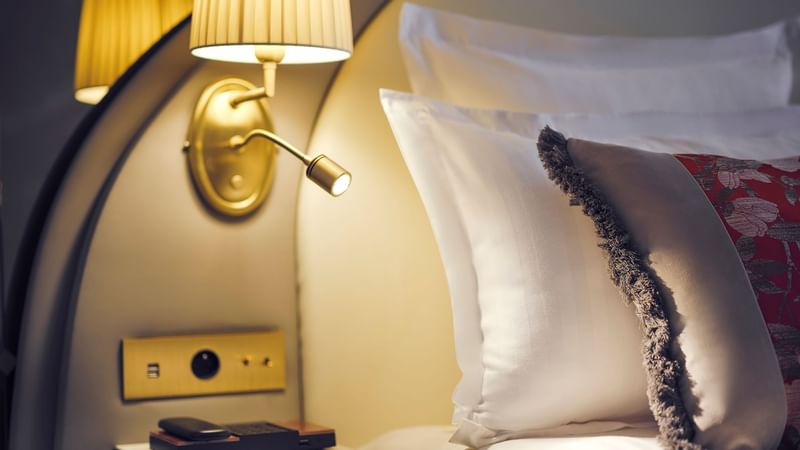A bed lamp in Superior room at Hôtel Westminster - Paris