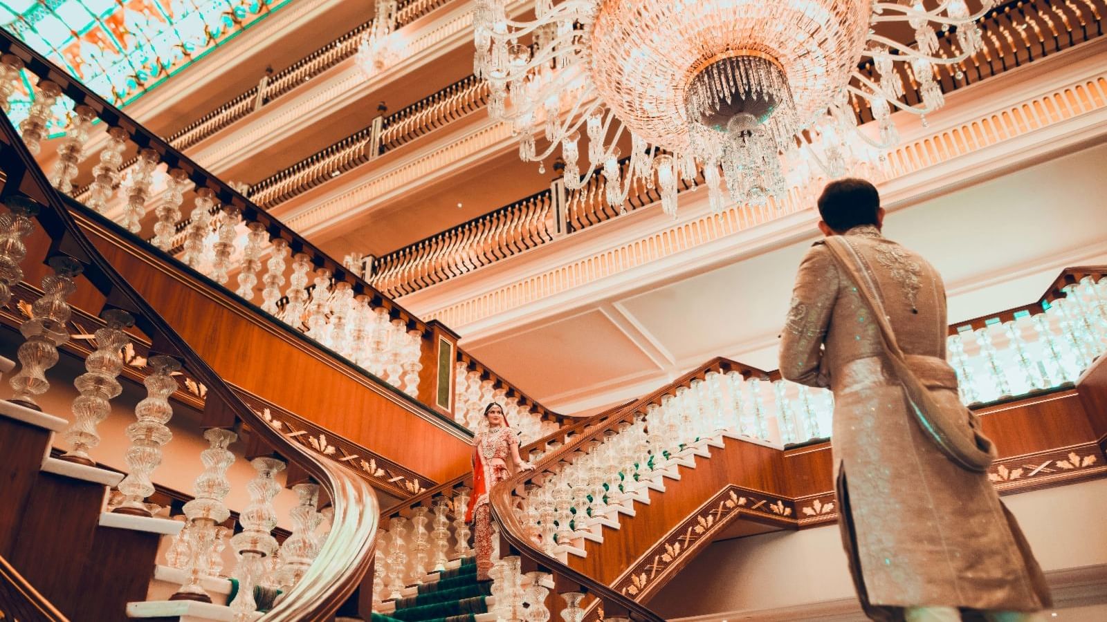 Damat, Titanic Mardan Palace'ın lobisinden gelinine bakıyor