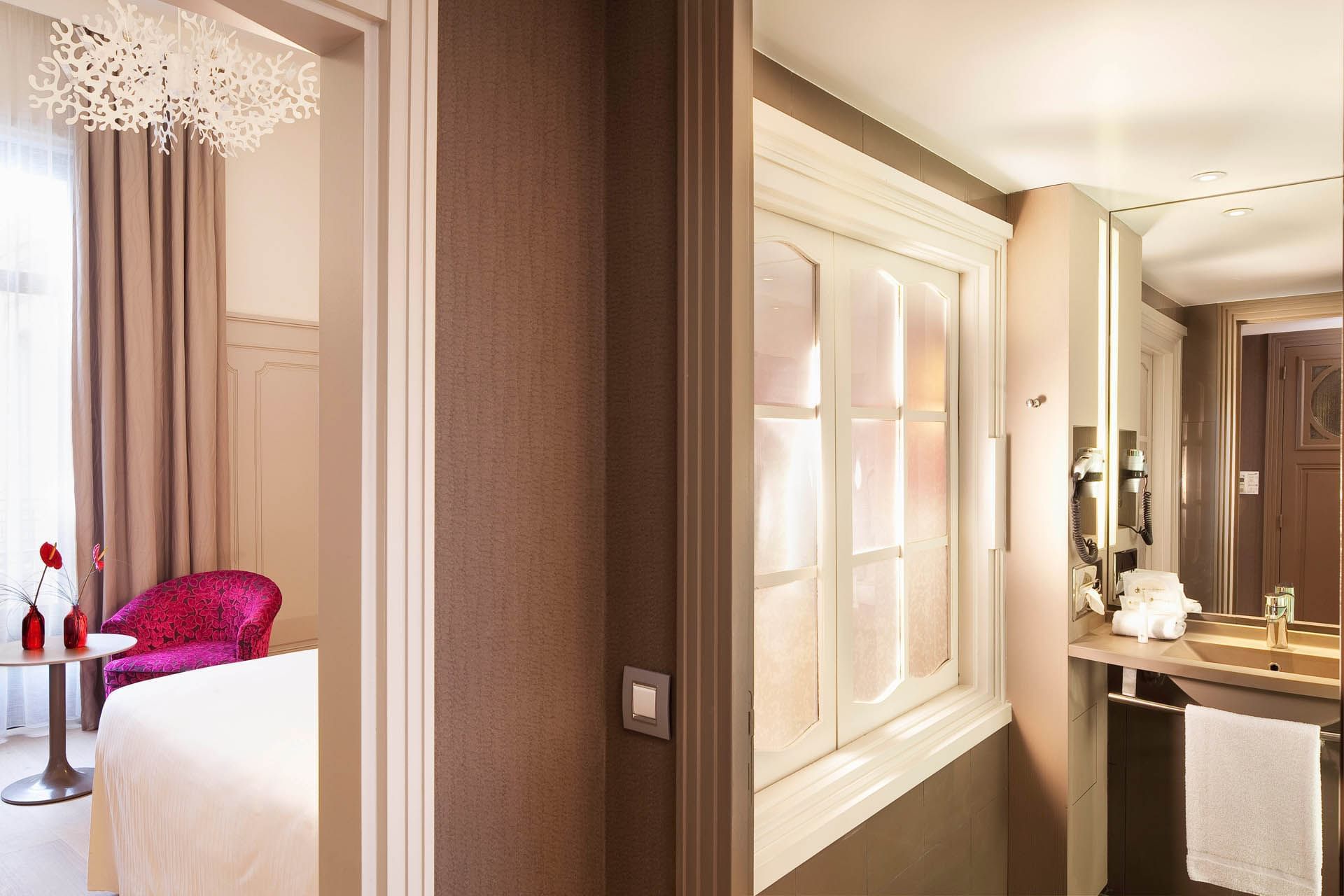 Chambre et salle de bain, Chambre Exécutive à l'Oceania L'Univers Tours