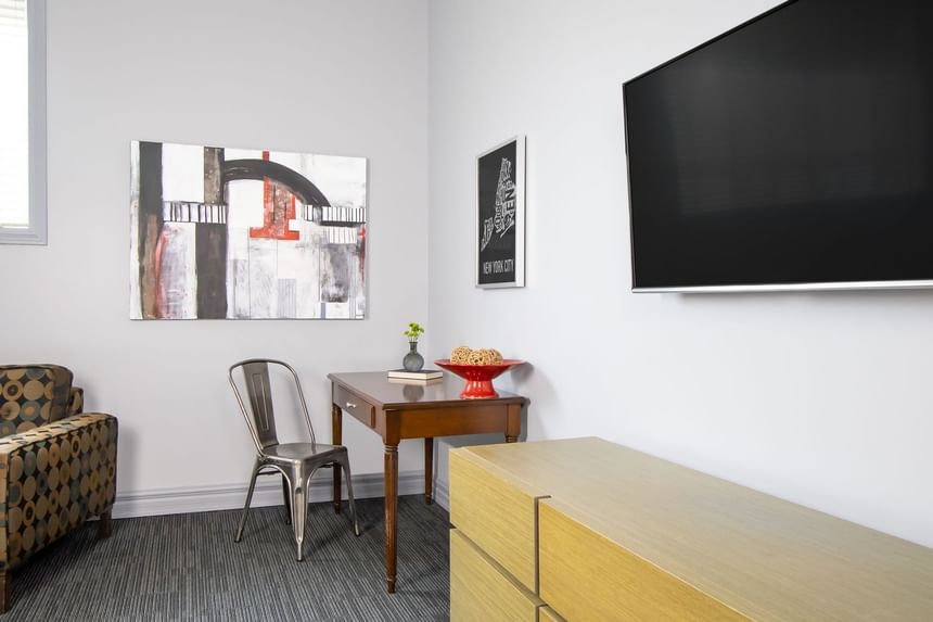 Work desk, chair & TV in King Superior Manhattan at Retro Suites Hotel