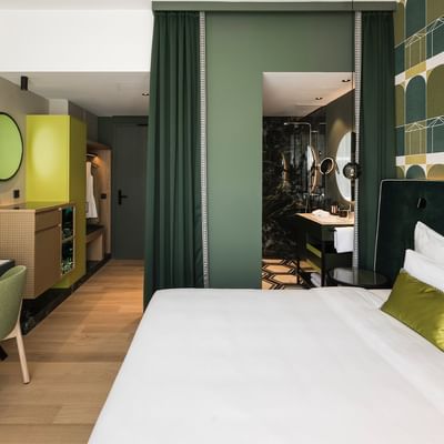 Camera Superior con arredi moderni e bagno interno al Falkensteiner Hotel Bozen WaltherPark a Bolzano.