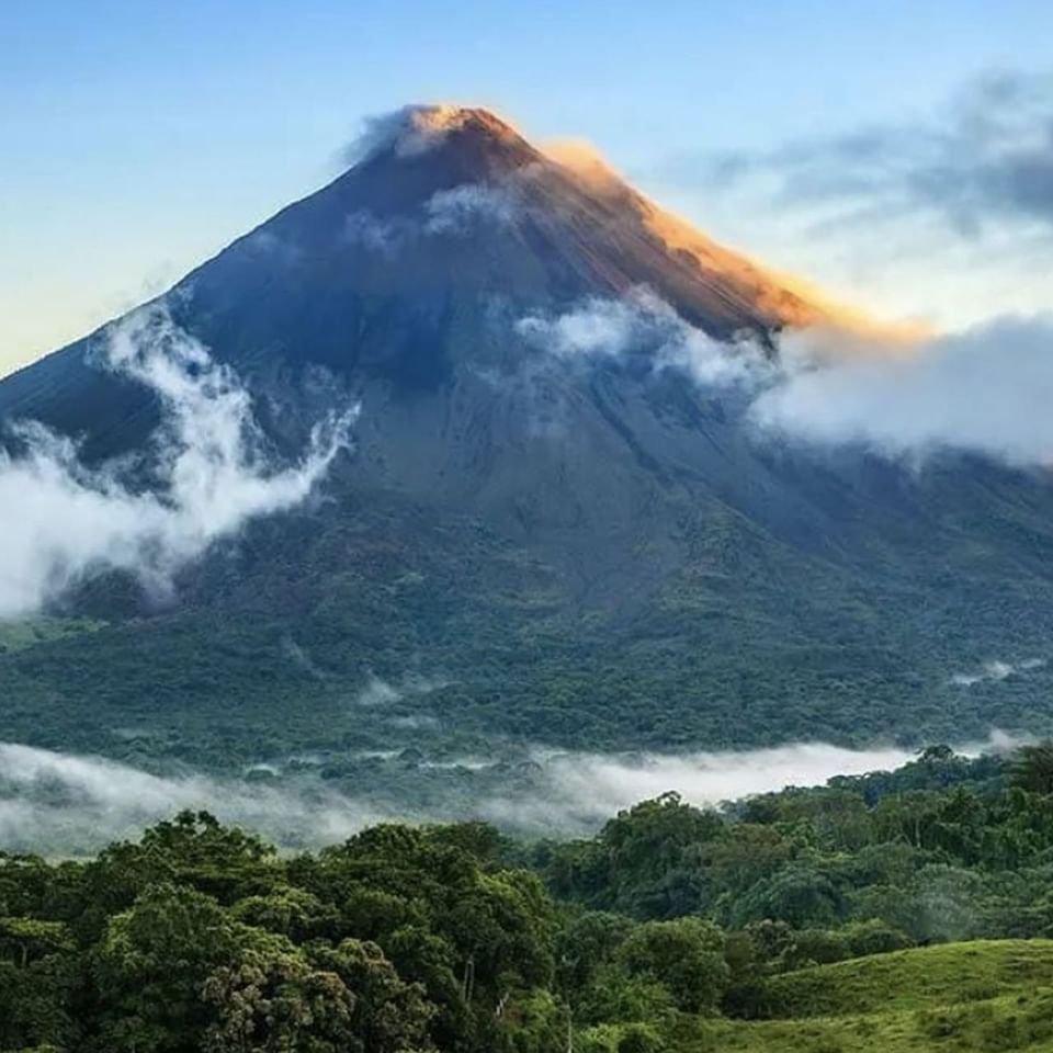 volcan arenal visto al amanecer